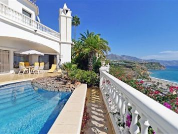 Villa & Pool - Holiday Villas Nerja
